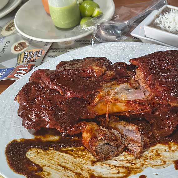 Ambiente del restaurante El Sazón de los Antojos en Santa Mónica