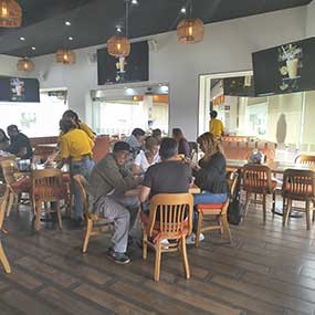 Ambiente del restaurante El Sazón de los Antojos en Santa Mónica